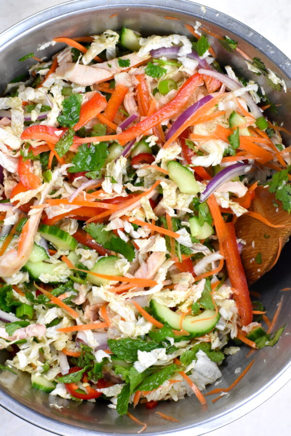 这道越南鸡肉沙拉充满活力，新鲜爽脆的蔬菜和大量的香草。它是甜、咸、香的完美结合。