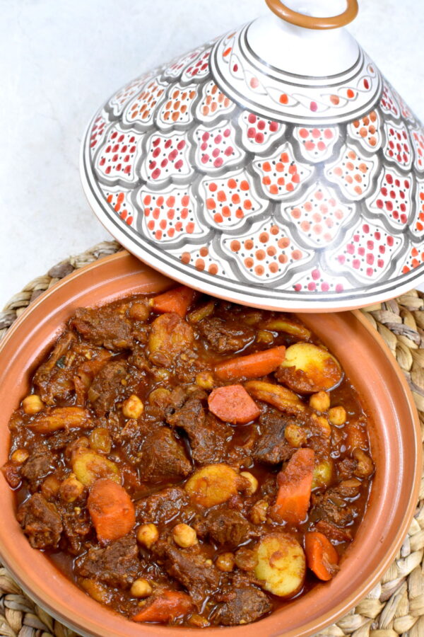 牛肉塔吉锅是一种来自摩洛哥的炖菜，由于泥土和异国情调的香料，味道惊人。