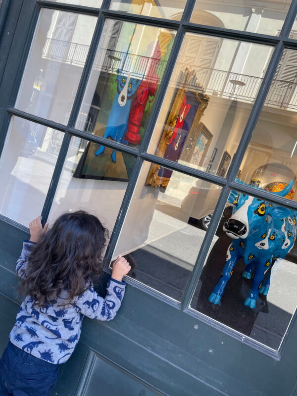 诺亚在美术馆的窗口。