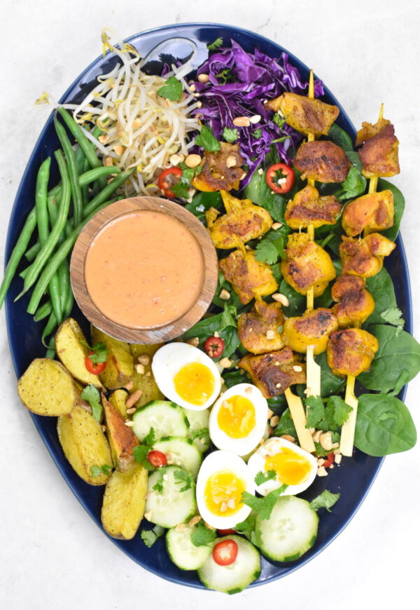 Gado是印度尼西亚著名的沙拉。它富含蔬菜、碳水化合物和蛋白质，可以作为一顿完整的正餐，上面还有最美味的花生酱。
