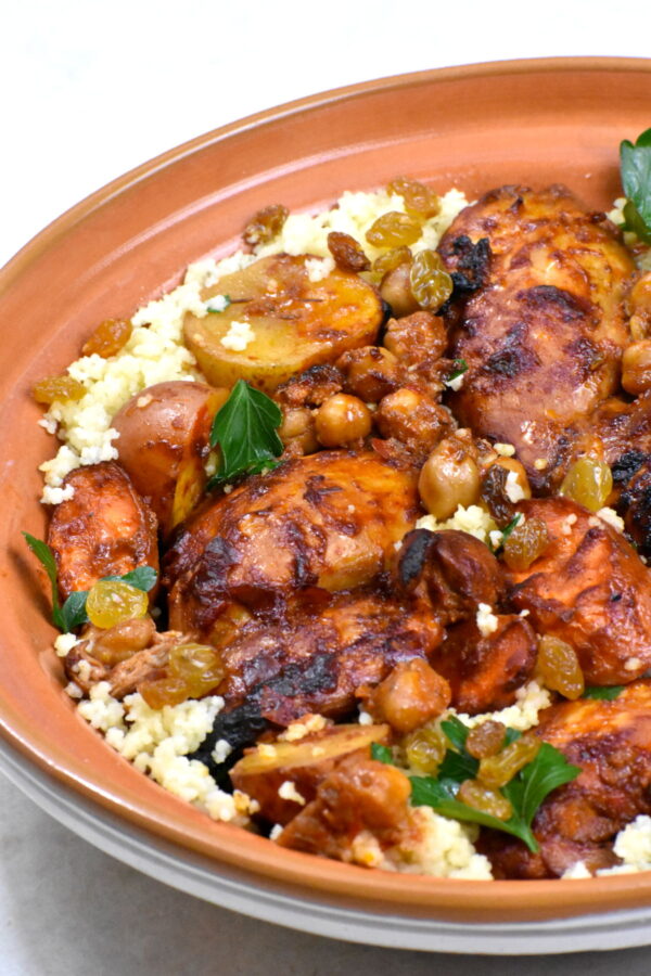 哈里萨鸡是一道大胆的北非风味菜肴。只需要十分钟的时间，然后你的烤箱就可以完成剩下的工作了!