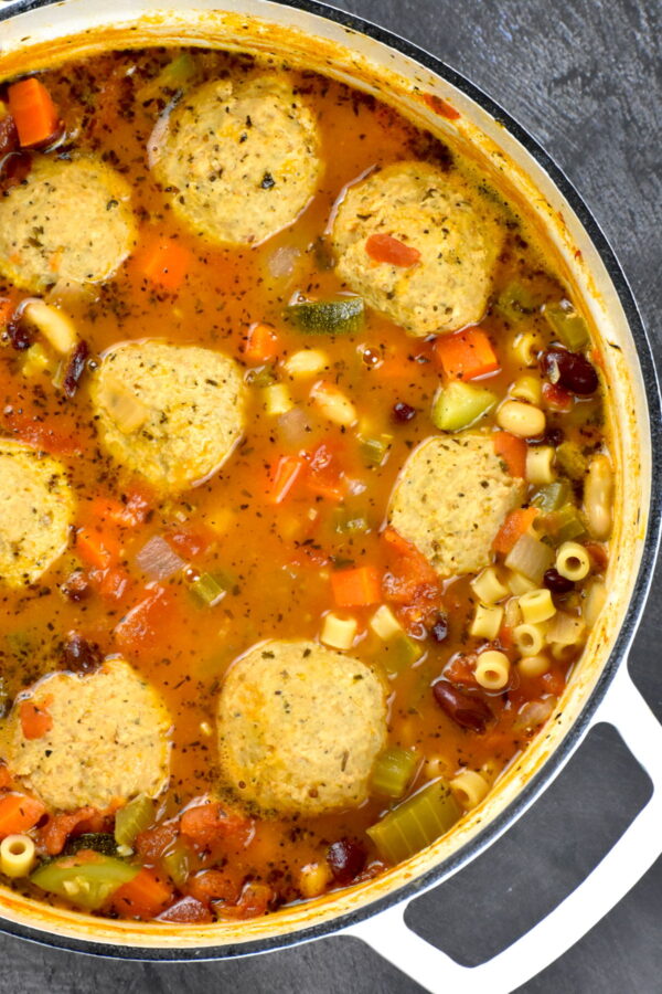 这碗肉丸意大利蔬菜汤是对原来的意大利汤的巨大升级，增加了丰满的鸡肉肉丸。