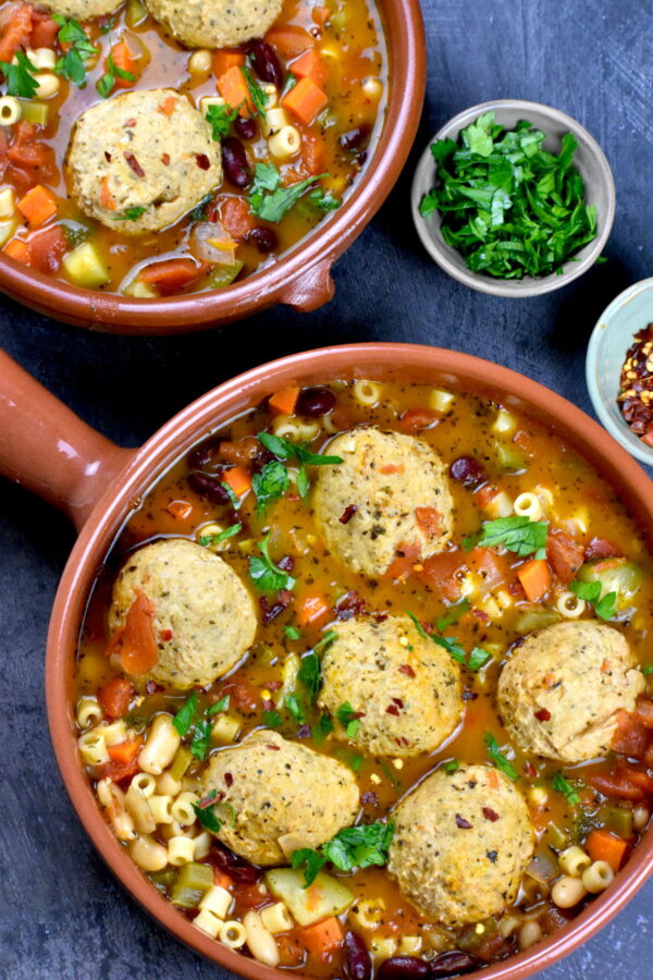 这碗肉丸意大利蔬菜汤是对原来的意大利汤的巨大升级，增加了丰满的鸡肉肉丸。