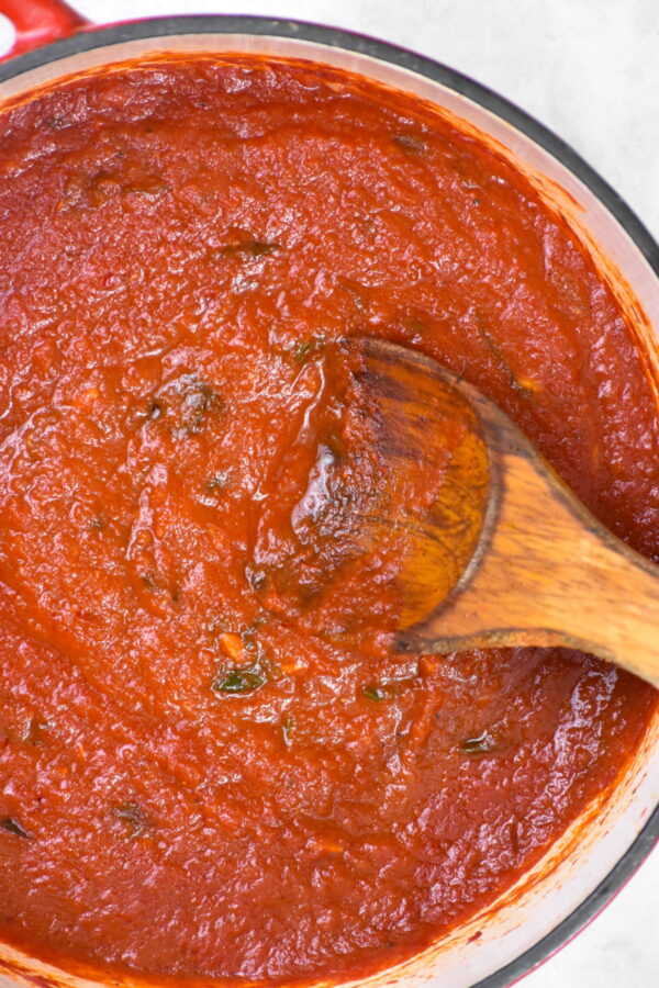 番茄酱在平底锅里。