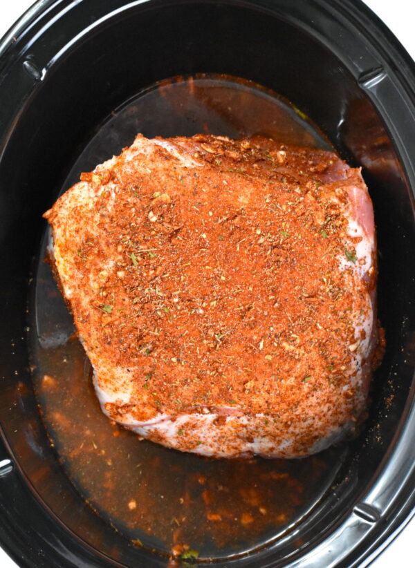 在瓦罐中加入大量调味料烤猪肉。
