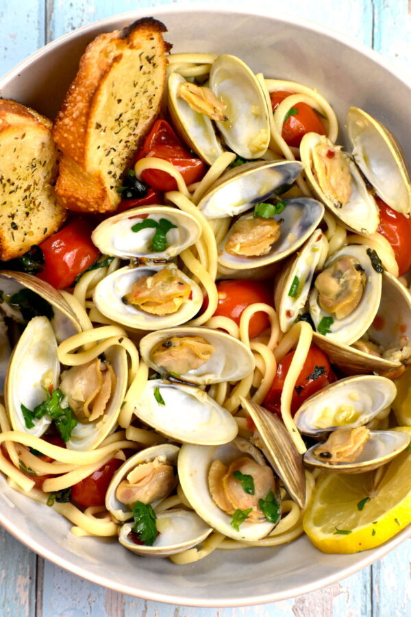 蛤蜊扁面条，或扁面条alle Vongole，是一个优雅的餐厅品质菜。但别害怕，做起来超级简单。