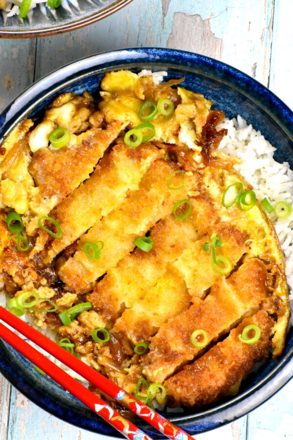 Katsudon是一种很受欢迎的日本米饭，以炸猪肉片为特色，在美味的酱汁中与鸡蛋和洋葱一起炖煮。这是一碗很好的安慰食物。