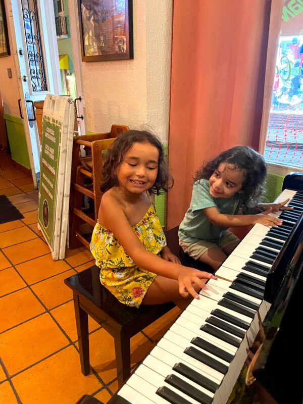 诺亚和一个小女孩弹钢琴
