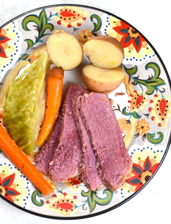 腌牛肉和卷心菜放在吉普赛盘子上。