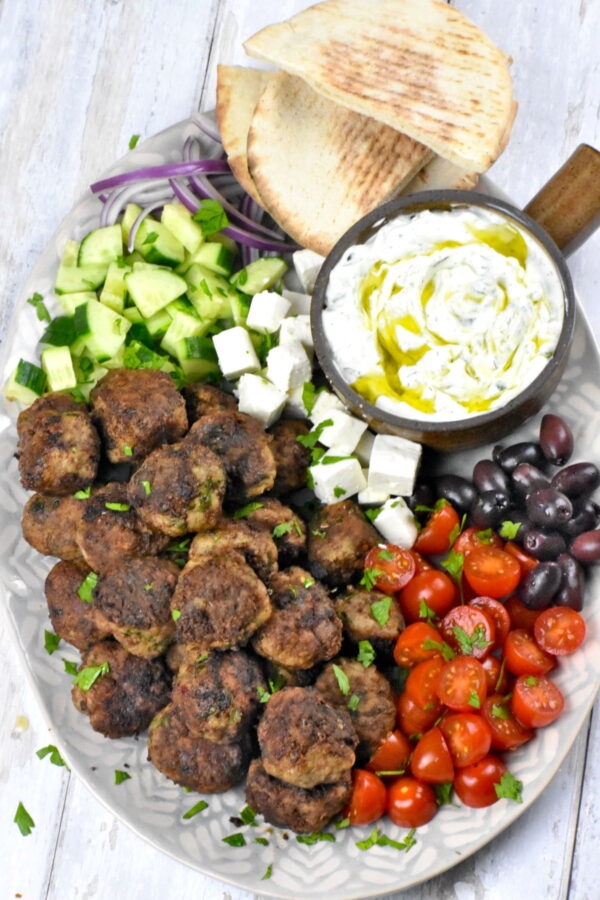 Keftedes是一种味道优美的希腊肉丸，略带酥脆，非常美味!它们是开胃菜，也可以作为工作日的晚餐。