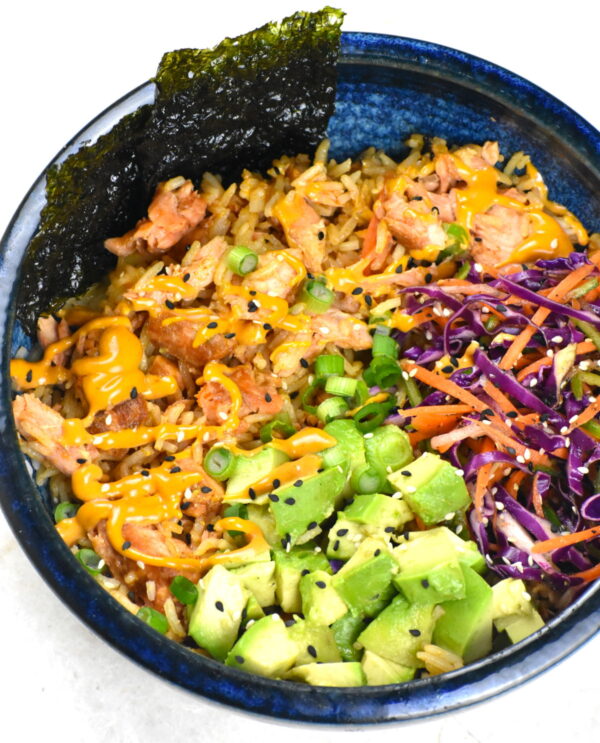 如果你冰箱里还有一些剩下的三文鱼和米饭，这碗三文鱼米饭是最好也是最简单的方法来重新利用它作为一顿快速的午餐。
