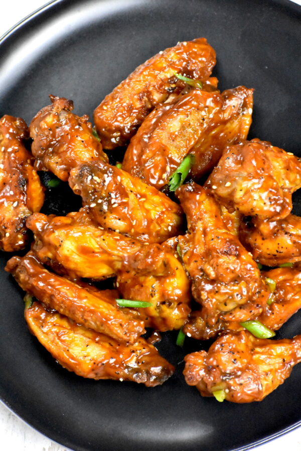 这些黏黏的亚洲鸡翅将成为你参加聚会和聚餐时最喜欢的新食物。
