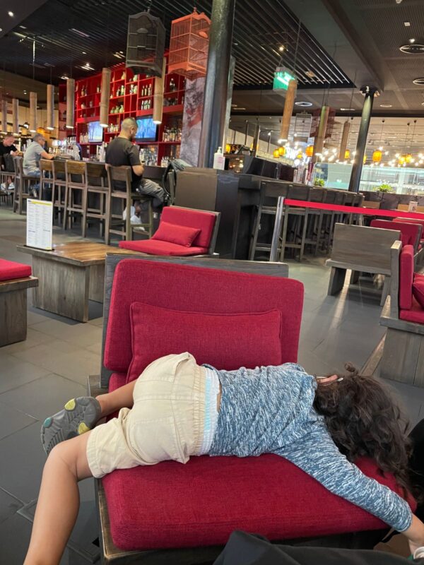 诺亚在机场睡在长椅上