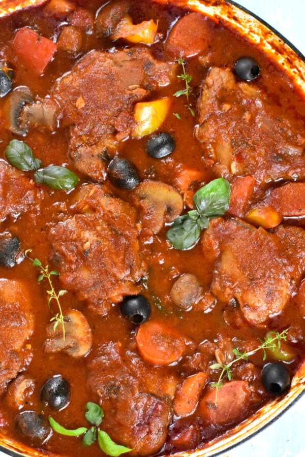 鸡水银地震计是一个经典的意大利菜,鸡肉炖嫩完美的好经验丰富的蕃茄酱。