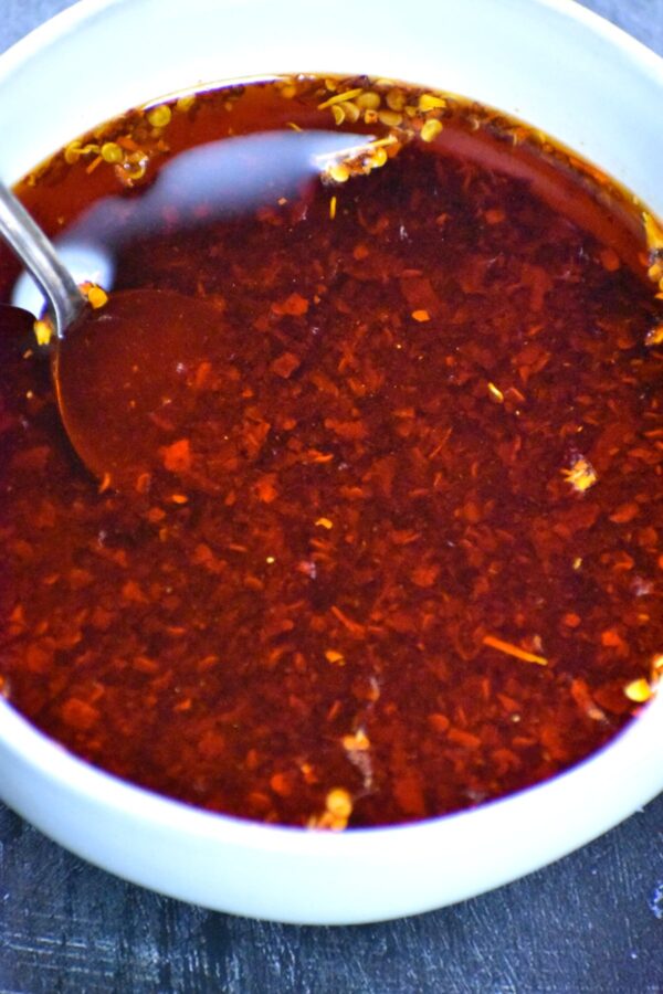 辣椒油是一种很容易制作的亚洲调味品，它会给你的食物增加很多味道和深度。