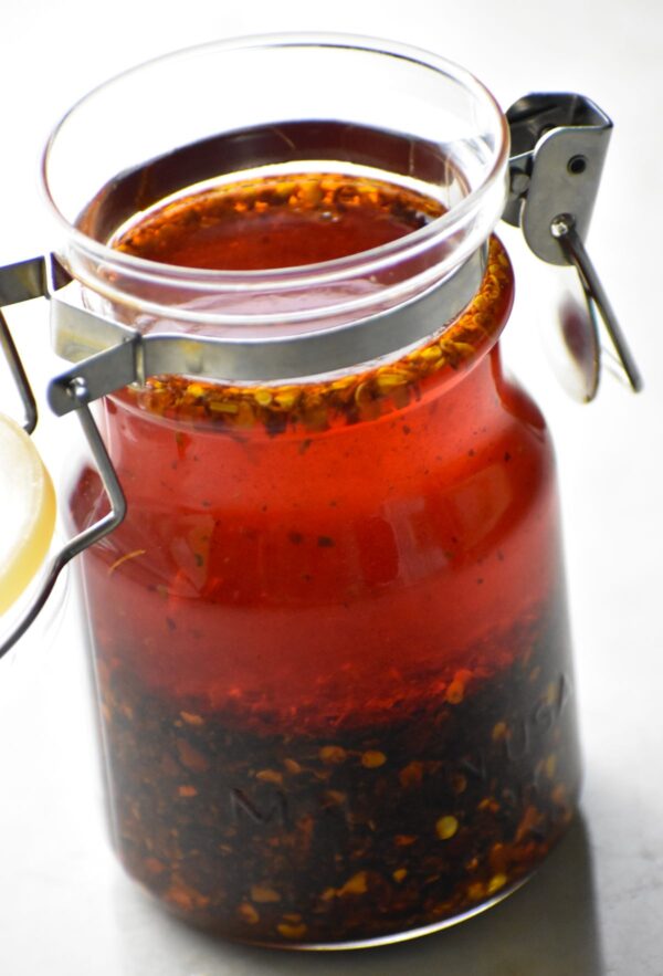 辣椒油是一种很容易制作的亚洲调味品，它会给你的食物增加很多味道和深度。