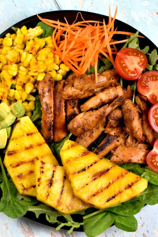 这道夏威夷鸡肉沙拉是一顿美味的夏日大餐，充满了热带风味和氛围。