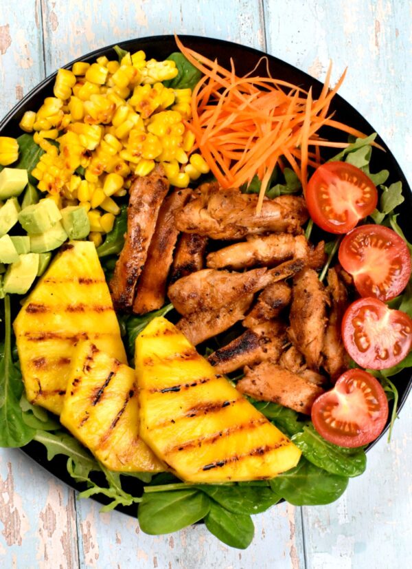 这道夏威夷鸡肉沙拉是一顿美味的夏日大餐，充满了热带风味和氛围。
