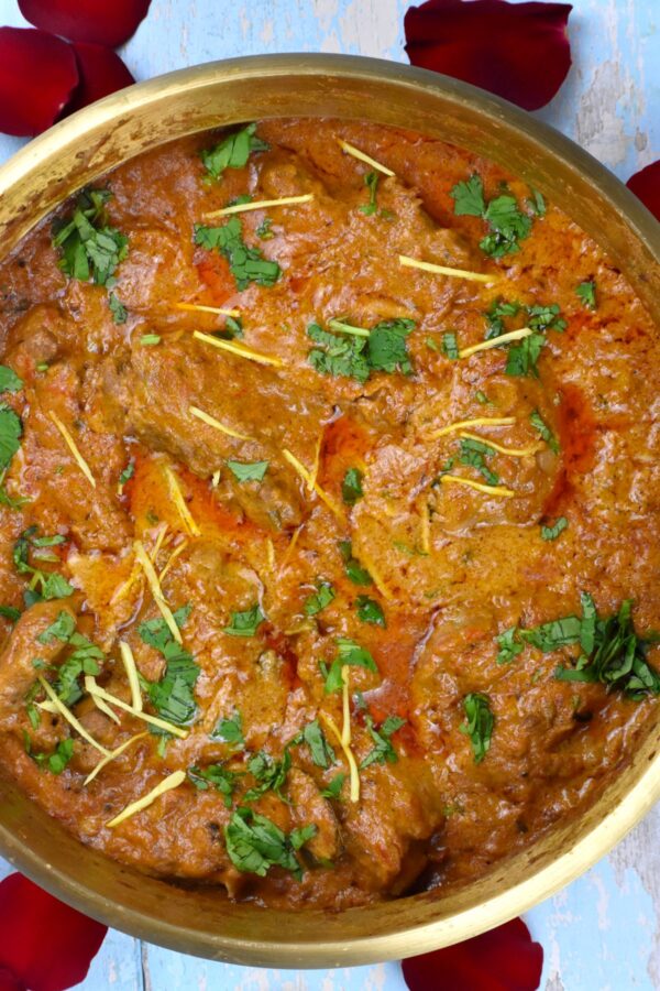 鸡肉味浓郁温和，还有美味的印度咖喱。这道菜是莫赖式的。
