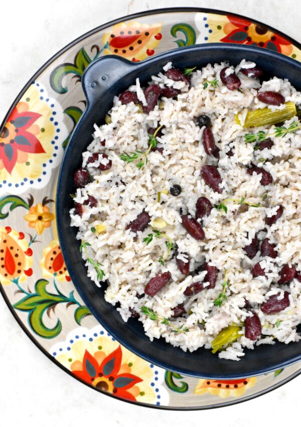 一碗米饭和豌豆放在吉普赛盘子上