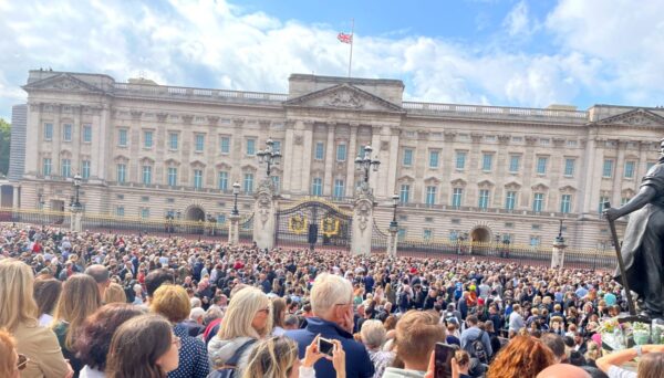 伦敦必做之事——悼念者聚集在白金汉宫外