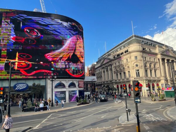 伦敦要做的事——皮卡迪利马戏团的广告牌