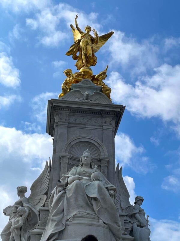 伦敦必做之事——白金汉宫的雕像