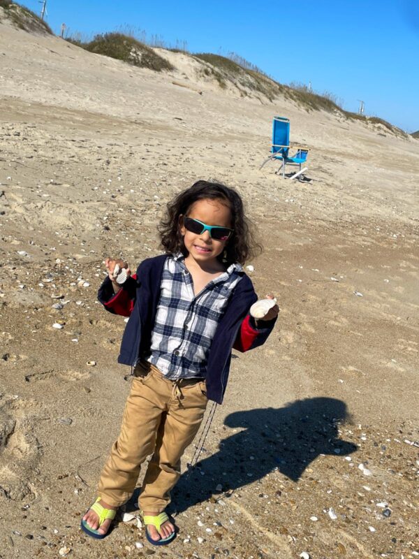 诺亚在海滩上寻找贝壳