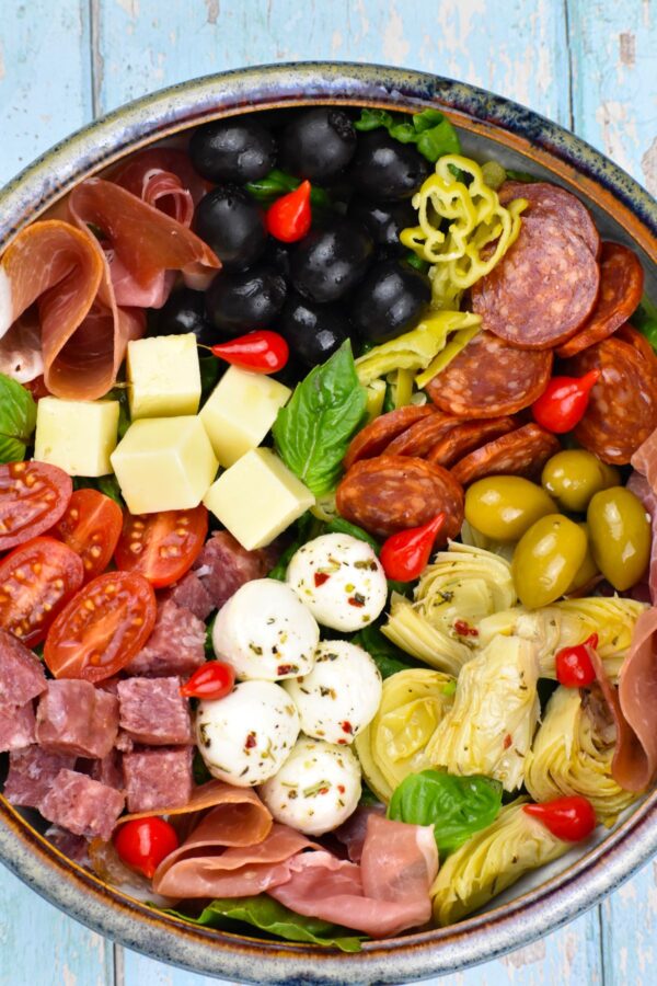这个意大利开胃菜沙拉食谱富含蔬菜、熏肉和奶酪。很高兴作为开胃菜,一边和主菜。