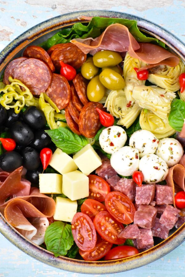 这个意大利开胃菜沙拉食谱富含蔬菜、熏肉和奶酪。很高兴作为开胃菜,一边和主菜。