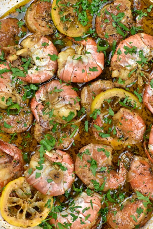 新奥尔良烧烤虾的特色是丰满的虾被涂抹在美味的黄油酱汁中。