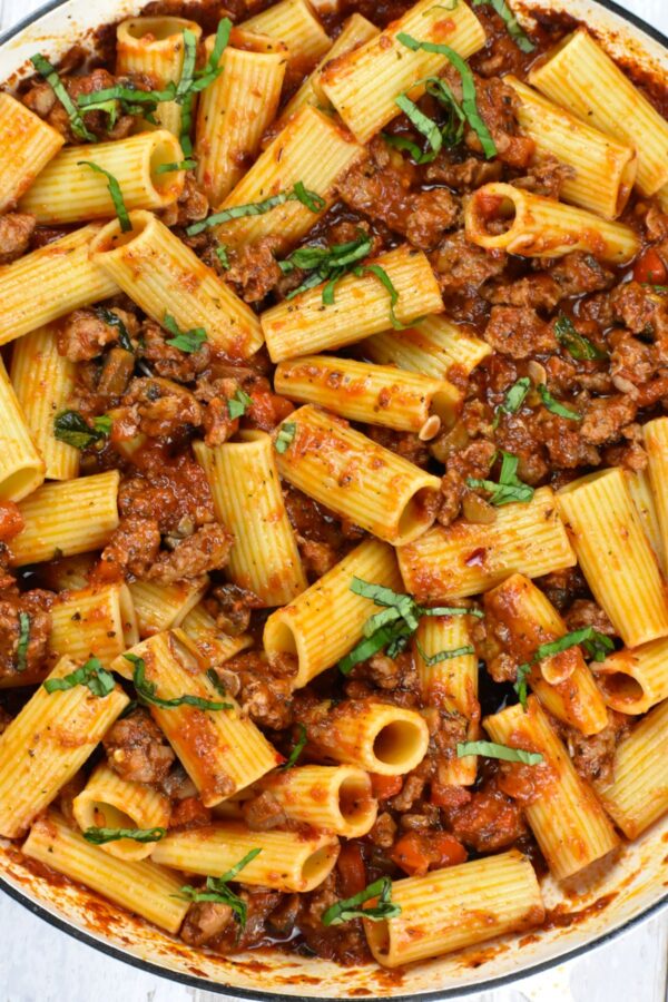 这道辣肠意面将你最喜欢的意大利面和肉酱混合在一起，给它增添了一点火辣辣的味道。