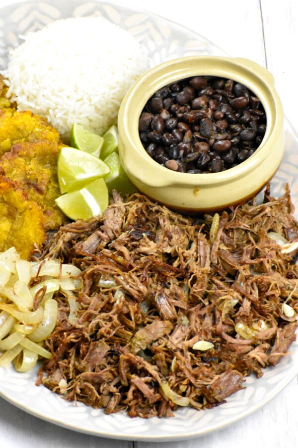 Vaca Frita是一道经典的古巴菜肴，将牛肉慢炖至叉子变软，然后炸至完美的酥脆。太好吃了!