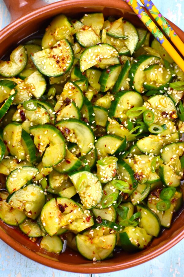 这道清凉爽口的亚洲黄瓜沙拉味道很好，是你最喜欢的亚洲主菜的配菜。