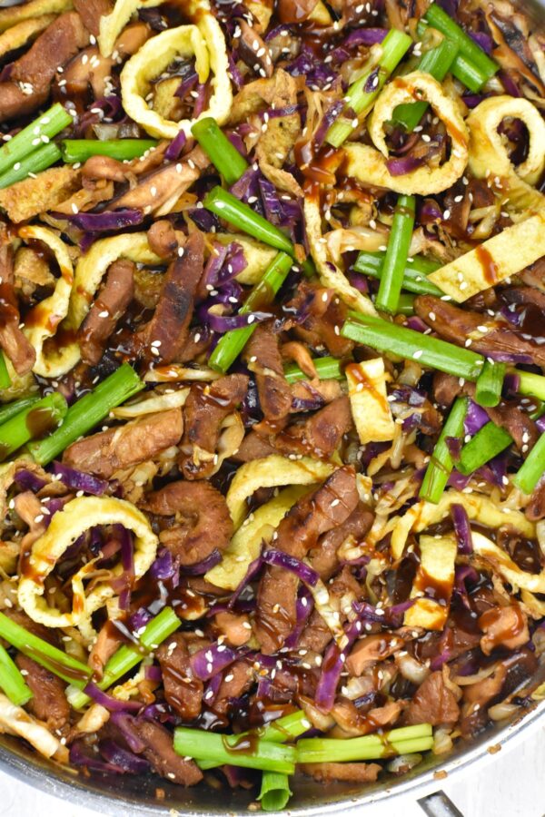 这道简单的木须肉食谱是一顿快速的工作日晚餐，有很多很棒的亚洲风味和充足的蔬菜力量!