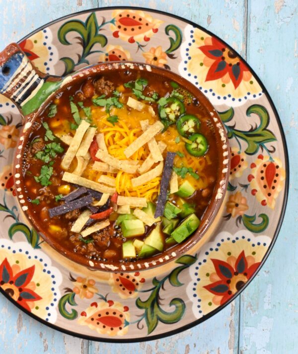 一碗墨西哥玉米卷汤放在吉普赛盘子上