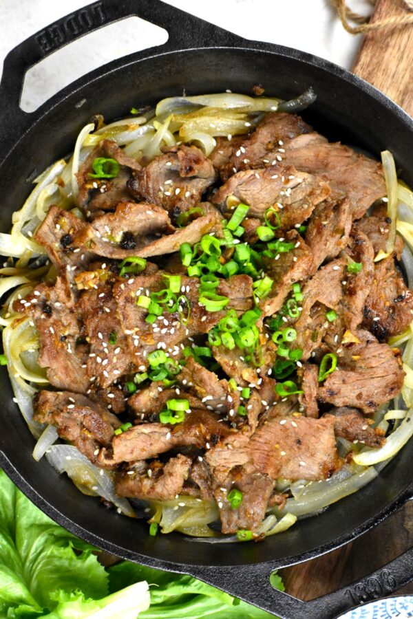 这个简单的牛肉烤肉,又名韩国烧烤牛肉,配方特性漂亮腌制牛排,厨师在一瞬间在加热或烧烤。