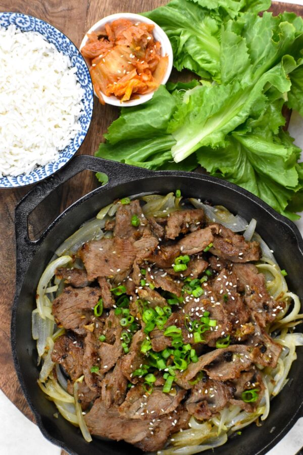 这个简单的牛肉烤肉,又名韩国烧烤牛肉,配方特性漂亮腌制牛排,厨师在一瞬间在加热或烧烤。