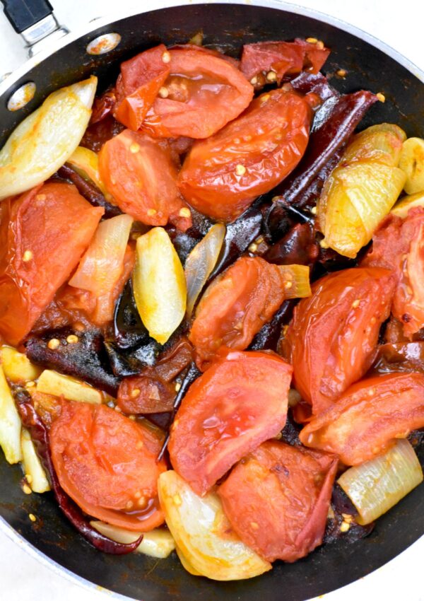 烹饪的番茄、洋葱和辣椒