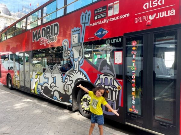 诺亚的红色巴士在马德里