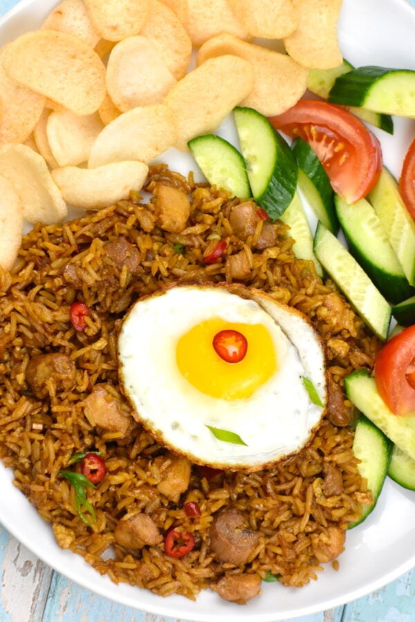 这个简单的炒饭食谱,印尼炒饭是一个伟大的使用剩下的米饭,和为繁忙的夜晚是完美的!