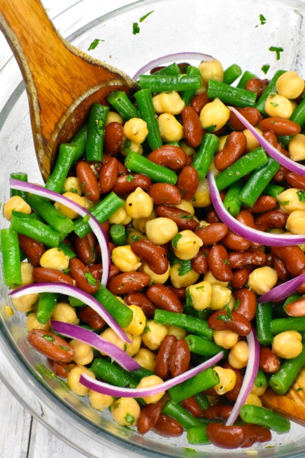 这简单的三个Bean沙拉食谱适合盛餐会碰到一起,那么好,你会搭配一切!