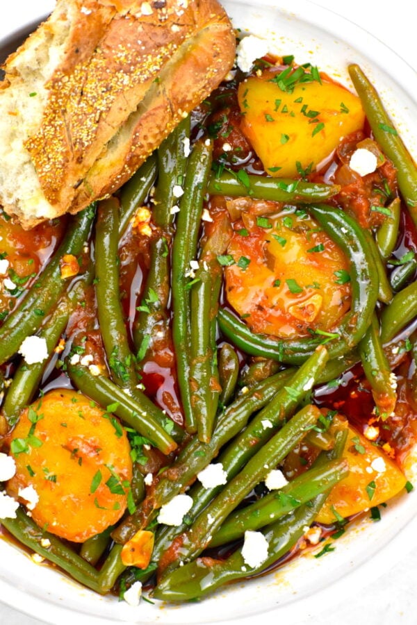 Fasolakia Lathera是一个充满活力的希腊菜,青豆和土豆炖在被注入大量的EVOO番茄酱。伟大的主要作为配菜或无肉。