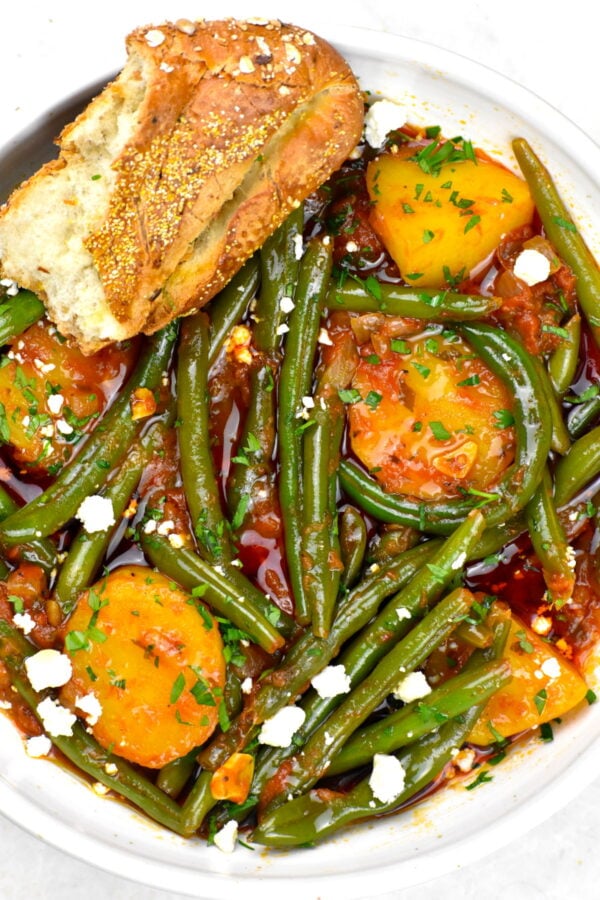 Fasolakia Lathera是一个充满活力的希腊菜,青豆和土豆炖在被注入大量的EVOO番茄酱。伟大的主要作为配菜或无肉。