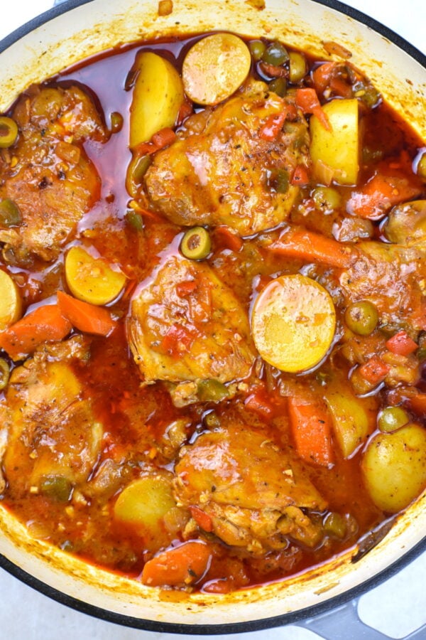 Fricase德禽、古巴鸡用功能嫩鸡肉炒,然后炖番茄和酒和酱油以及蔬菜和大量的调味料。