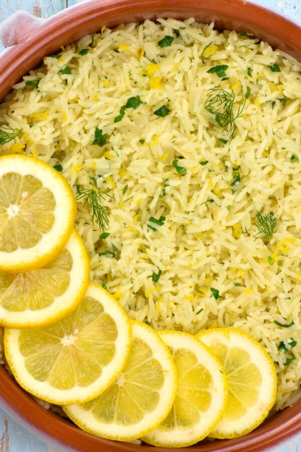 这明亮和可口的希腊柠檬水稻配方很容易使简单的成分,但它会增加你的大米,这么多。