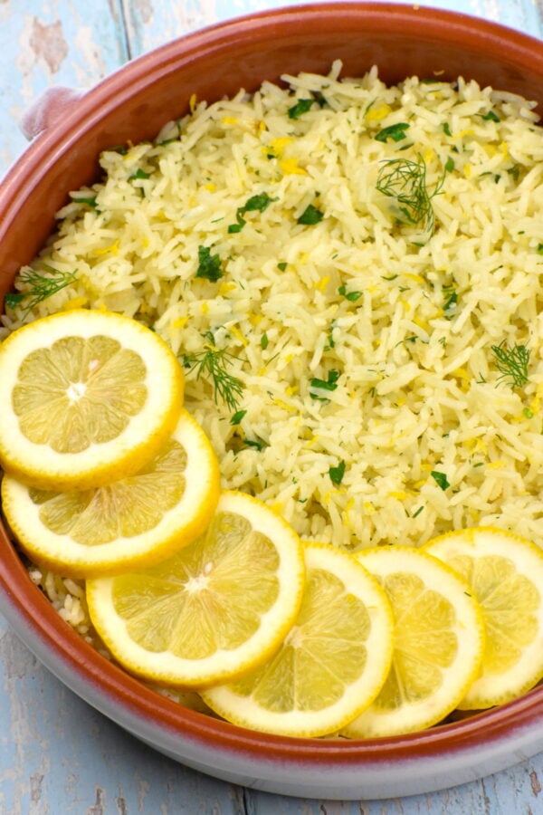 这明亮和可口的希腊柠檬水稻配方很容易使简单的成分,但它会增加你的大米,这么多。
