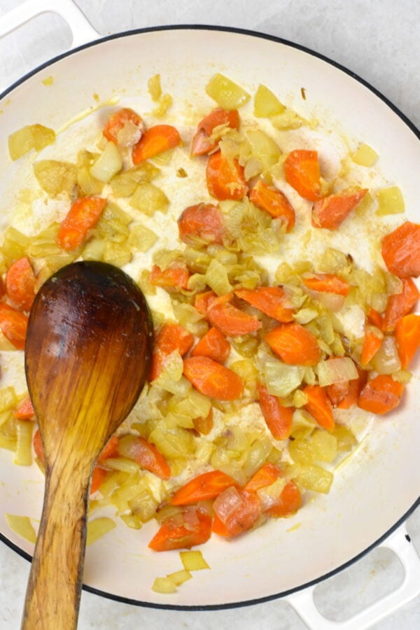 烹调洋葱和胡萝卜