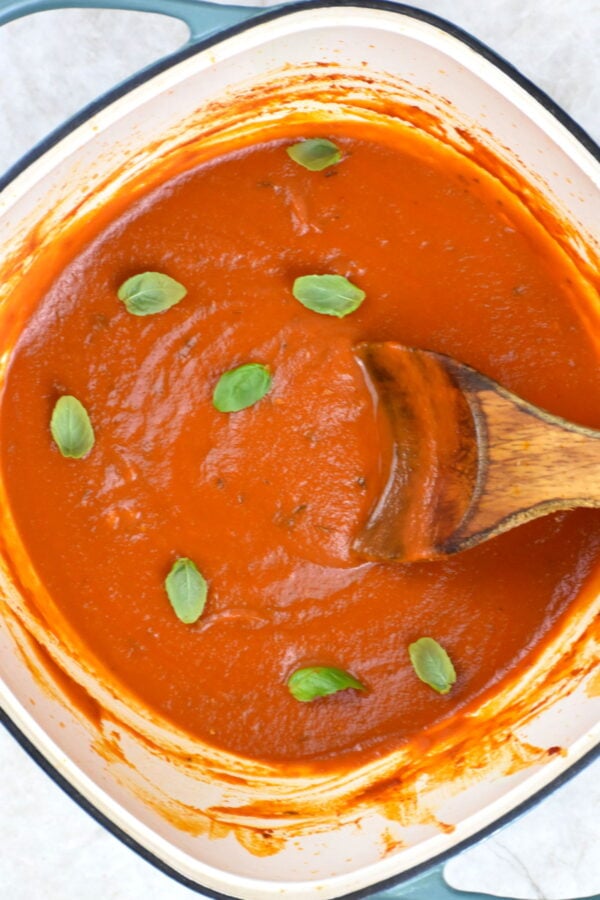 这种番茄汤酱食谱是光和简单的意大利经典,对与任何你喜欢的意大利面形状。