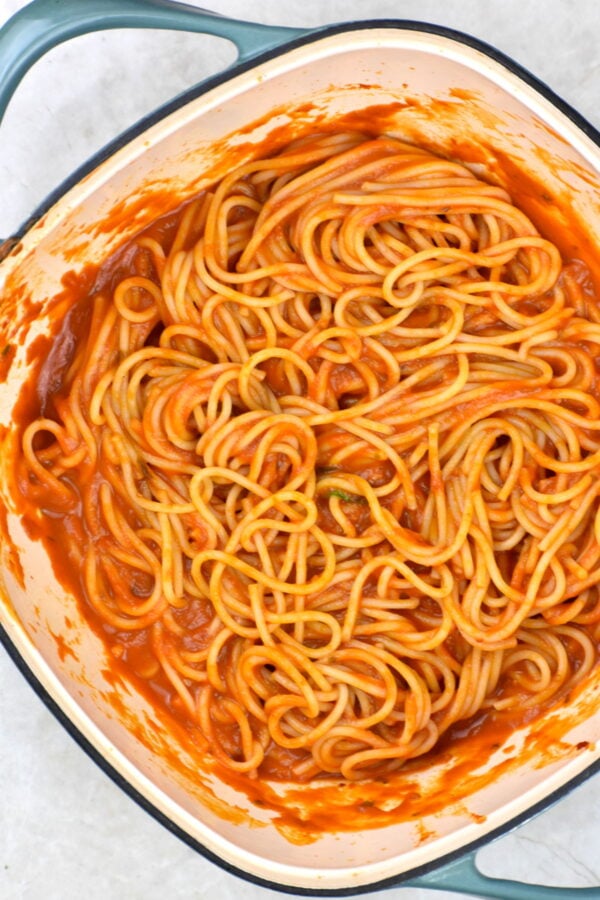 这种番茄汤酱食谱是光和简单的意大利经典,对与任何你喜欢的意大利面形状。